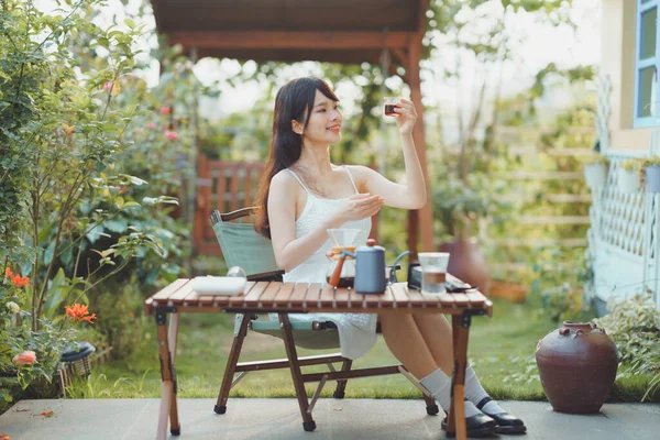 这个女孩在院子里煮咖啡 — 图库照片