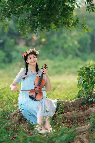Девушка Играет Скрипке Большим Деревом — стоковое фото