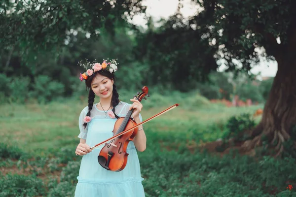 Rapariga Está Tocar Violino Debaixo Árvore Grande — Fotografia de Stock