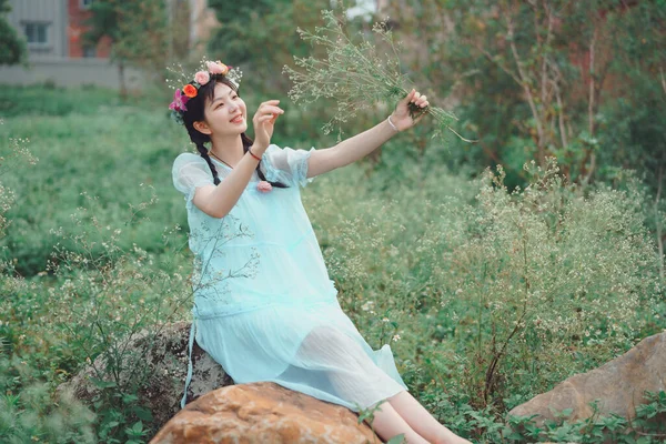 Chica Está Tocando Violín Bajo Gran Árbol —  Fotos de Stock