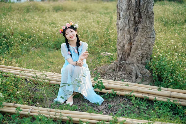 Mode Mädchen Garten — Stockfoto