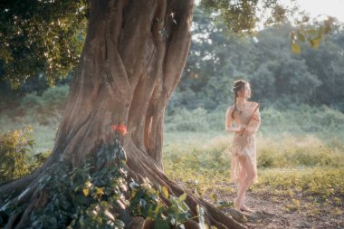 Nostaljik tema, ağacın altında flüt çalan kız.