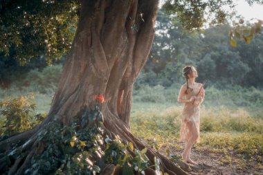 Nostaljik tema, ağacın altında flüt çalan kız.