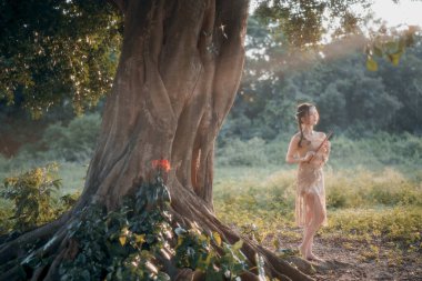 Nostaljik tema, ağacın altında flüt çalan kız.