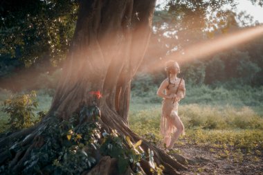 Nostaljik tema, ağacın altında flüt çalan kız.