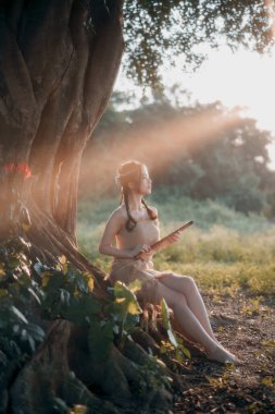 Nostaljik tema, ağacın altında flüt çalan kız.