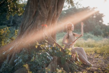Nostaljik tema, ağacın altında flüt çalan kız.