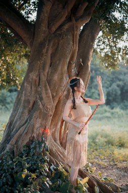 Nostaljik tema, ağacın altında flüt çalan kız.