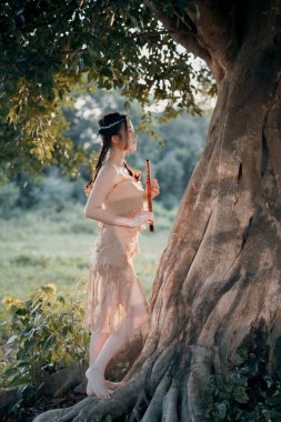 Nostaljik tema, ağacın altında flüt çalan kız.