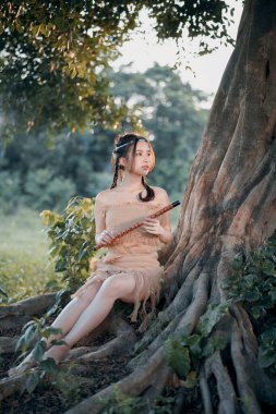 Nostaljik tema, ağacın altında flüt çalan kız.