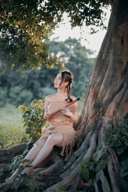 Nostaljik tema, ağacın altında flüt çalan kız.