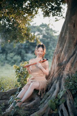 Nostaljik tema, ağacın altında flüt çalan kız.