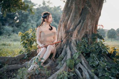 Nostaljik tema, ağacın altında flüt çalan kız.