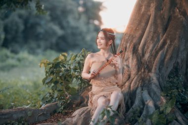 Nostaljik tema, ağacın altında flüt çalan kız.