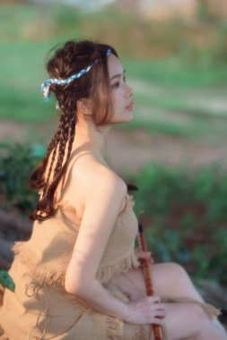 Nostaljik tema, ağacın altında flüt çalan kız.