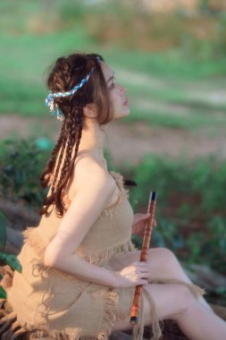 Nostaljik tema, ağacın altında flüt çalan kız.