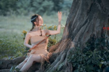 Nostaljik tema, ağacın altında flüt çalan kız.