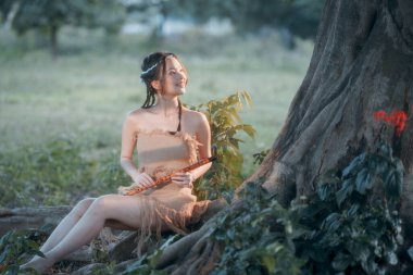 Nostaljik tema, ağacın altında flüt çalan kız.