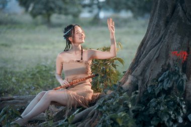 Nostaljik tema, ağacın altında flüt çalan kız.