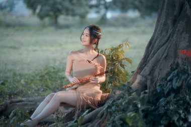 Nostaljik tema, ağacın altında flüt çalan kız.