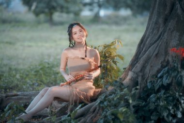 Nostaljik tema, ağacın altında flüt çalan kız.