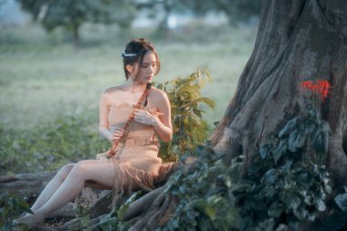 Nostaljik tema, ağacın altında flüt çalan kız.