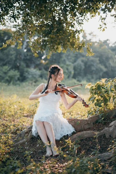 Rapariga Está Tocar Violino Debaixo Árvore Grande — Fotografia de Stock
