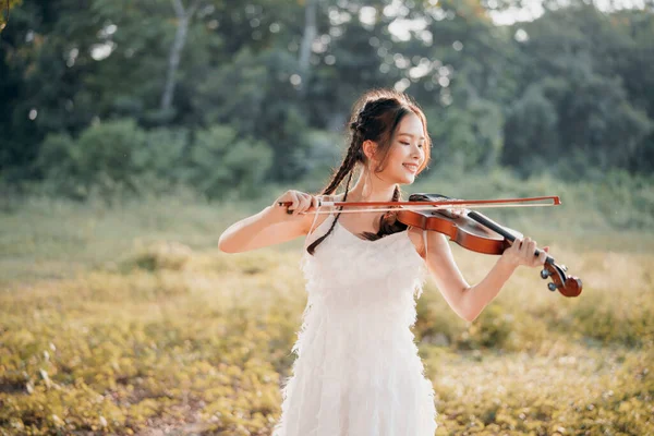 Girl Playing Violin Big Tree — Stock Photo, Image