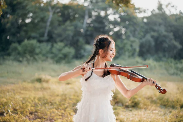 Das Mädchen Spielt Geige Unter Dem Großen Baum — Stockfoto