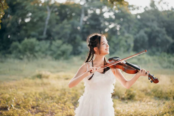 Girl Playing Violin Big Tree — Stock Photo, Image