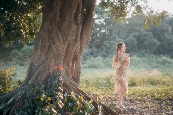 Nostaljik tema, ağacın altında flüt çalan kız.