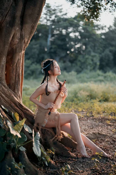 Nostalgiczny Motyw Dziewczyna Grająca Flecie Pod Drzewem — Zdjęcie stockowe