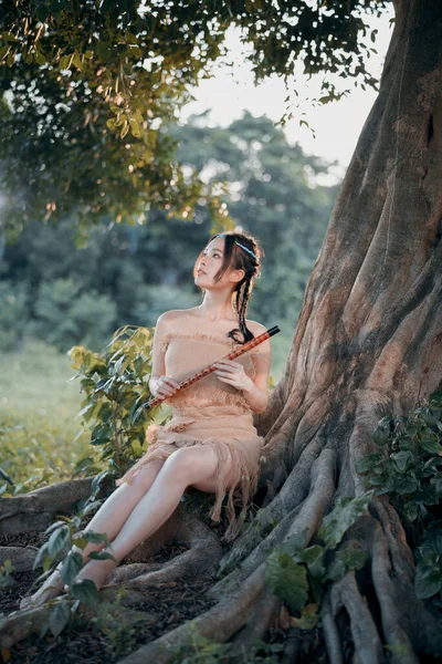 Νοσταλγικό Θέμα Κορίτσι Που Παίζει Φλάουτο Κάτω Από Δέντρο — Φωτογραφία Αρχείου