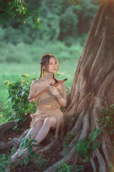 Nostalgisches Thema Mädchen Spielt Flöte Unter Baum — Stockfoto