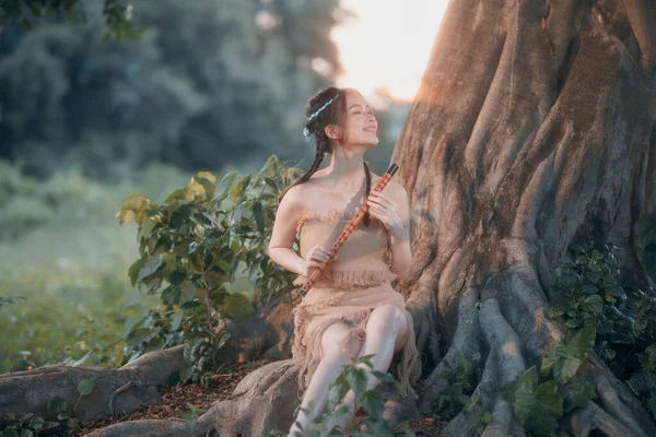 Nostalgiczny Motyw Dziewczyna Grająca Flecie Pod Drzewem — Zdjęcie stockowe