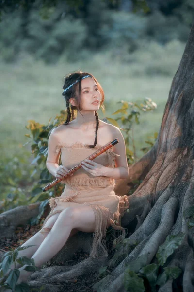 Ностальгическая Тема Девушка Играет Флейте Деревом — стоковое фото
