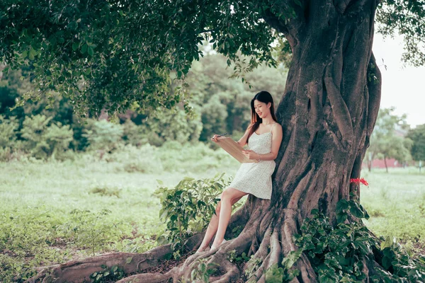 Dívka Kreslí Pod Velkým Stromem — Stock fotografie