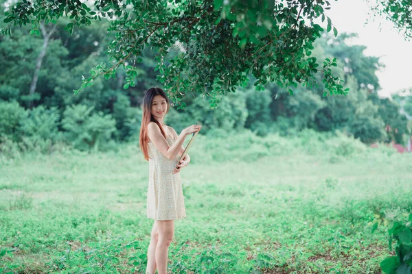 Dziewczyna Rysuje Pod Wielkim Drzewem — Zdjęcie stockowe