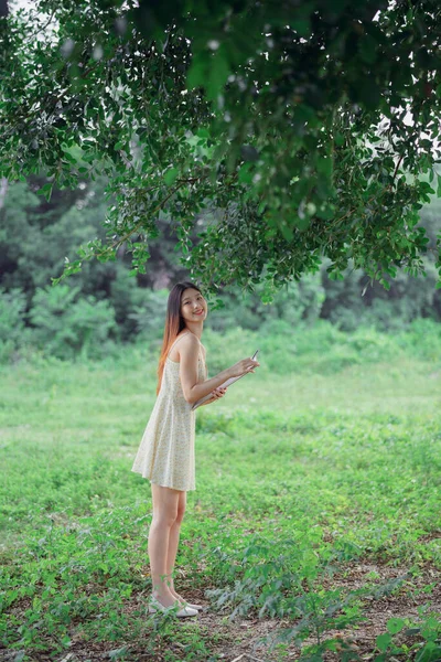 少女は大きな木の下に描かれている — ストック写真