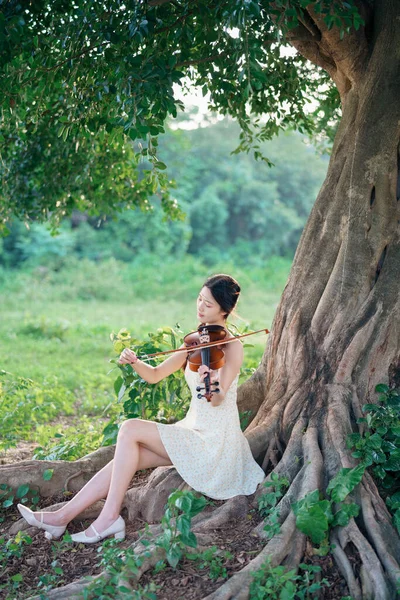 Jovem Tocou Violino Floresta — Fotografia de Stock