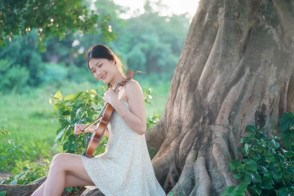 Девушка Играла Скрипке Лесу — стоковое фото