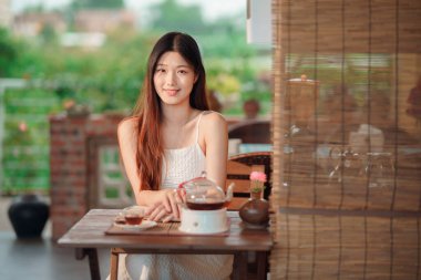 Kız bahçede kitap okuyor.