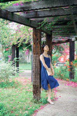 Kız bahçede kitap okuyor.