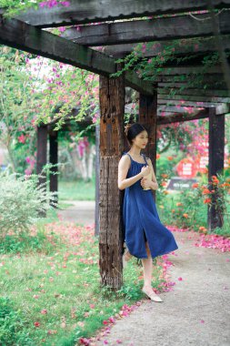 Kız bahçede kitap okuyor.