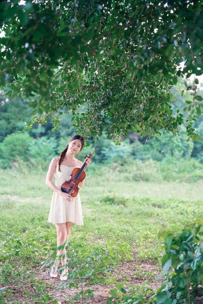 Fiatal Lány Hegedült Erdőben — Stock Fotó
