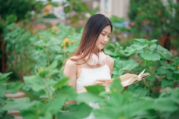 Het Meisje Leest Tuin — Stockfoto