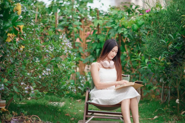 Kız Bahçede Kitap Okuyor — Stok fotoğraf