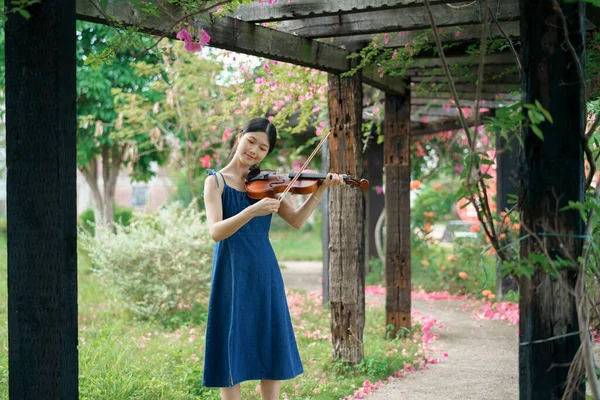 Девушка Играет Скрипке Саду — стоковое фото
