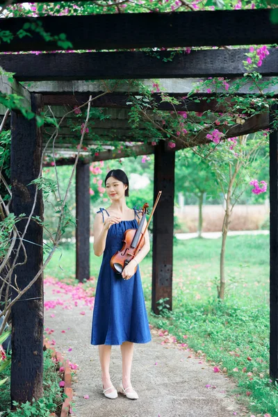 Menina Está Tocando Violino Jardim — Fotografia de Stock