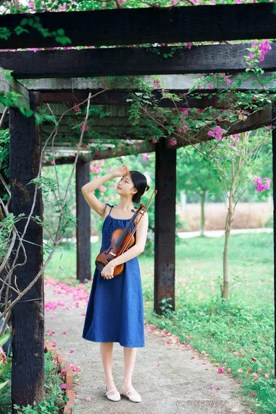 Menina Está Tocando Violino Jardim — Fotografia de Stock